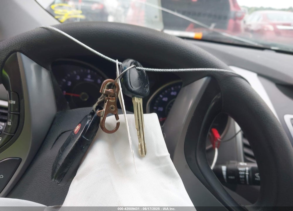 2014 HYUNDAI ELANTRA VIN: 5NPDH4AE9EH512703