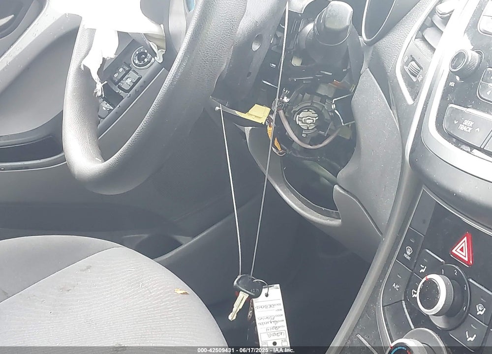 2014 HYUNDAI ELANTRA VIN: 5NPDH4AE9EH512703