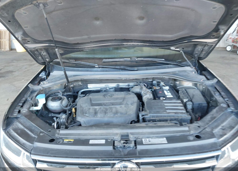 2018 VOLKSWAGEN TIGUAN VIN: 3VV1B7AX3JM024361