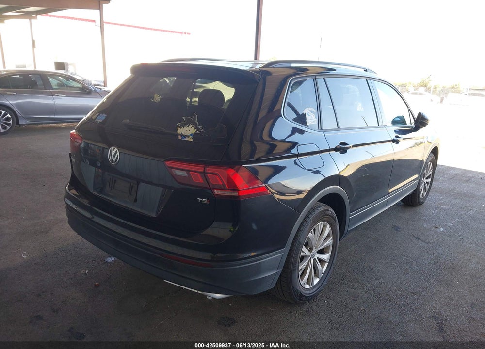 2018 VOLKSWAGEN TIGUAN VIN: 3VV1B7AX3JM024361