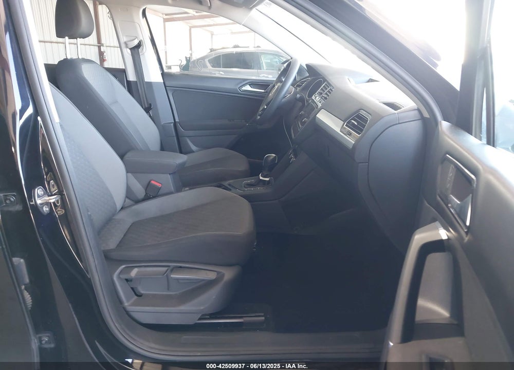 2018 VOLKSWAGEN TIGUAN VIN: 3VV1B7AX3JM024361