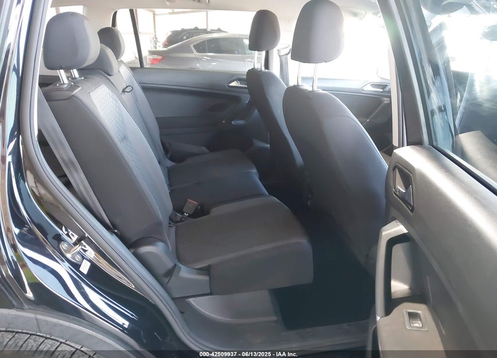 2018 VOLKSWAGEN TIGUAN VIN: 3VV1B7AX3JM024361