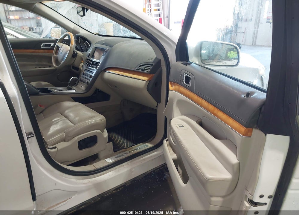 2010 LINCOLN MKT VIN: 2LMHJ5FRXABJ07589