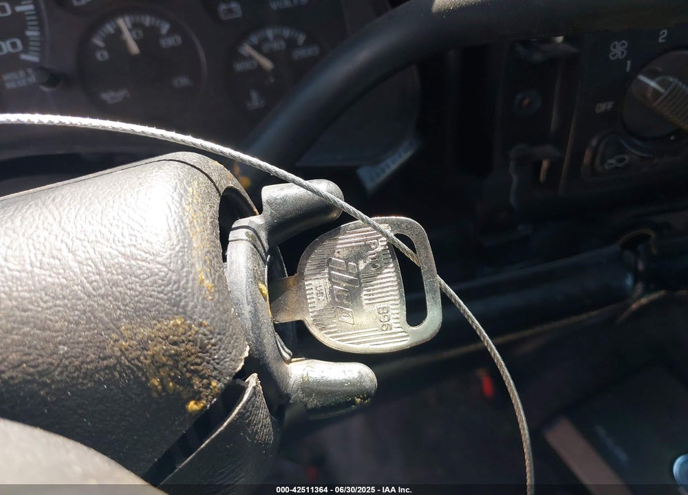 2001 CHEVROLET SUBURBAN 1500 LS VIN: 3GNEC16TX1G119957