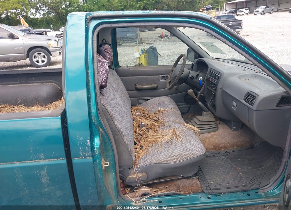 1996 NISSAN TRUCK XE VIN: 1N6SD11S2TC373561