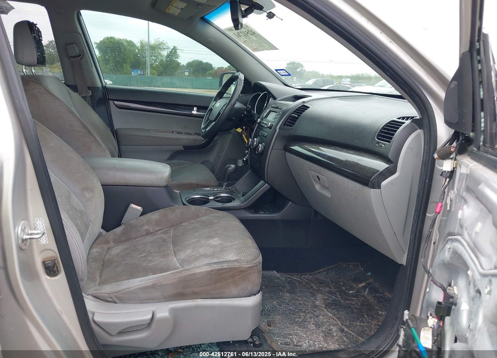 2011 KIA SORENTO LX V6 VIN: 5XYKT4A21BG075391
