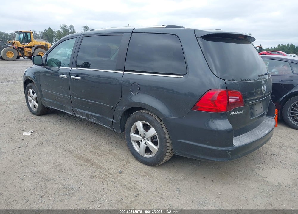 2011 VOLKSWAGEN ROUTAN VIN: 2V4RW6DG5BR738696