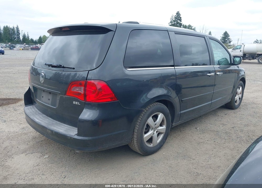 2011 VOLKSWAGEN ROUTAN VIN: 2V4RW6DG5BR738696