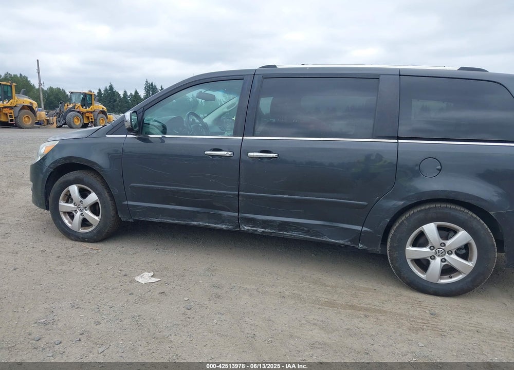 2011 VOLKSWAGEN ROUTAN VIN: 2V4RW6DG5BR738696