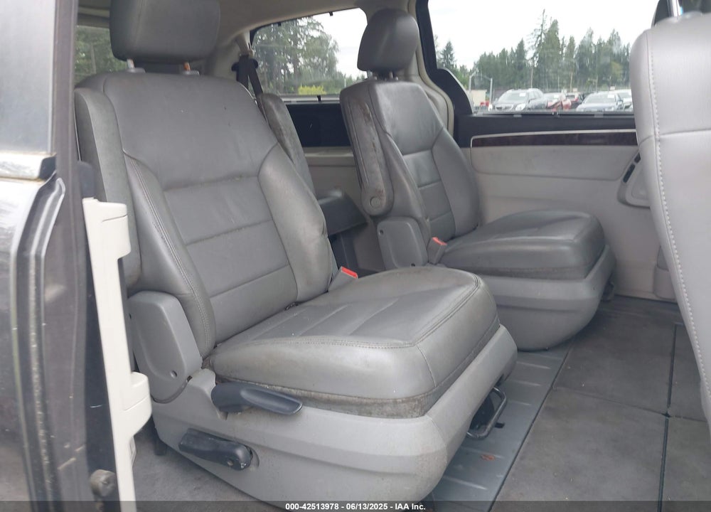 2011 VOLKSWAGEN ROUTAN VIN: 2V4RW6DG5BR738696