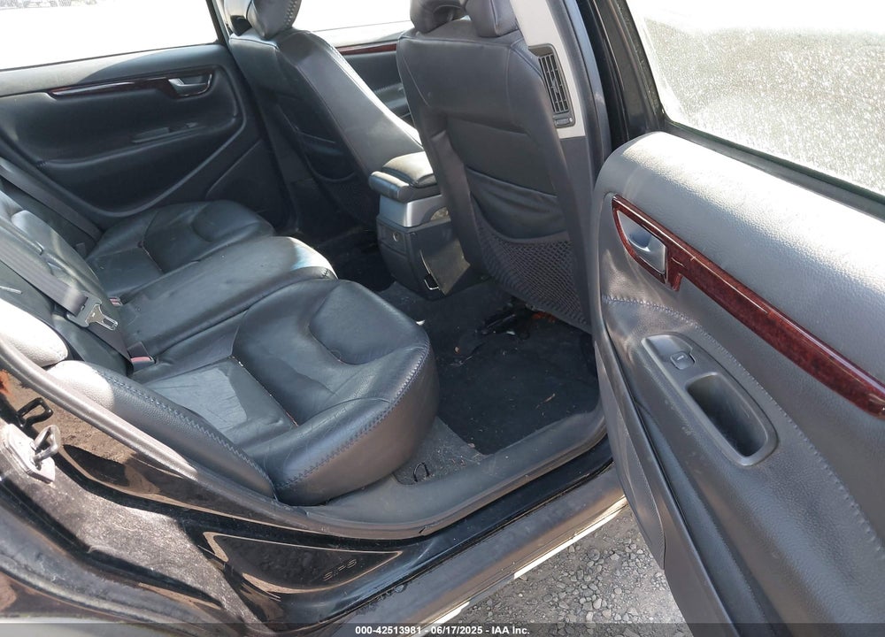 2001 VOLVO V70 XC VIN: YV1SZ58D011023383