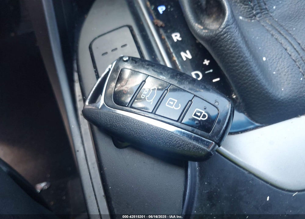 2017 HYUNDAI SANTA FE VIN: KM8SN4HF6HU247372