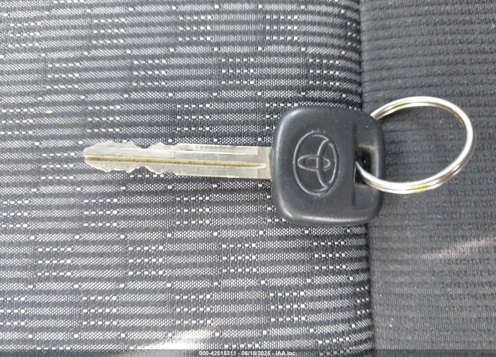 2015 TOYOTA YARIS VIN: VNKJTUD32FA022079