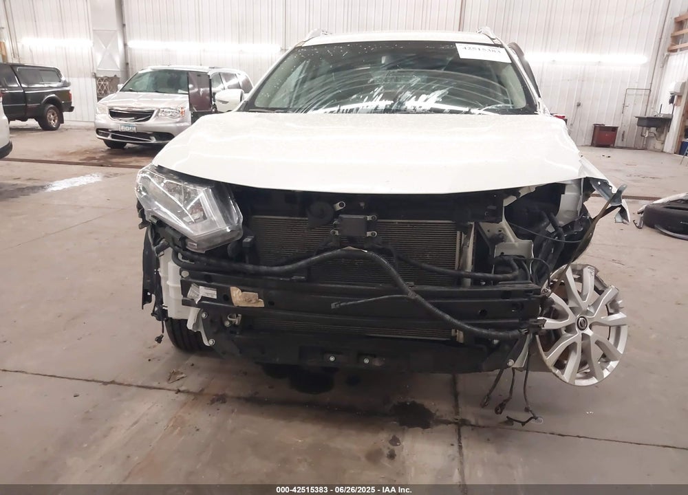 2018 NISSAN ROGUE VIN: KNMAT2MT2JP604217