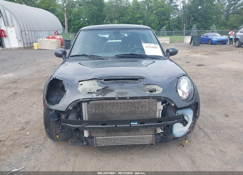 2011 MINI COOPER S VIN: WMWSV3C58BTY13412