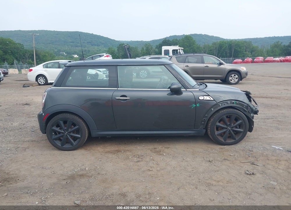 2011 MINI COOPER S VIN: WMWSV3C58BTY13412