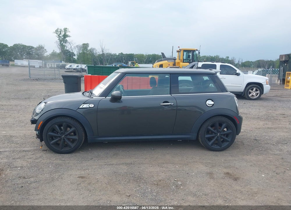 2011 MINI COOPER S VIN: WMWSV3C58BTY13412