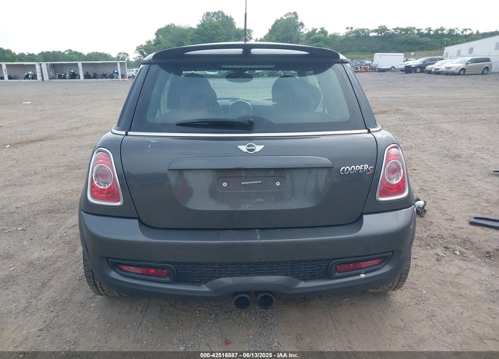 2011 MINI COOPER S VIN: WMWSV3C58BTY13412