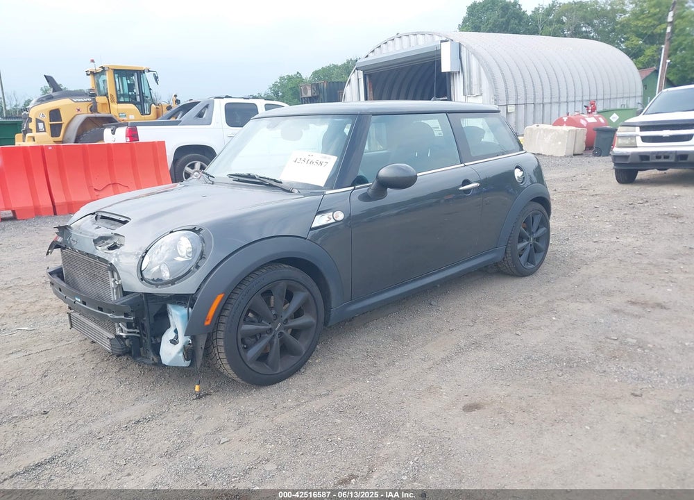 2011 MINI COOPER S VIN: WMWSV3C58BTY13412