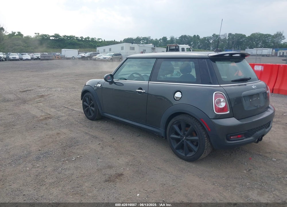 2011 MINI COOPER S VIN: WMWSV3C58BTY13412