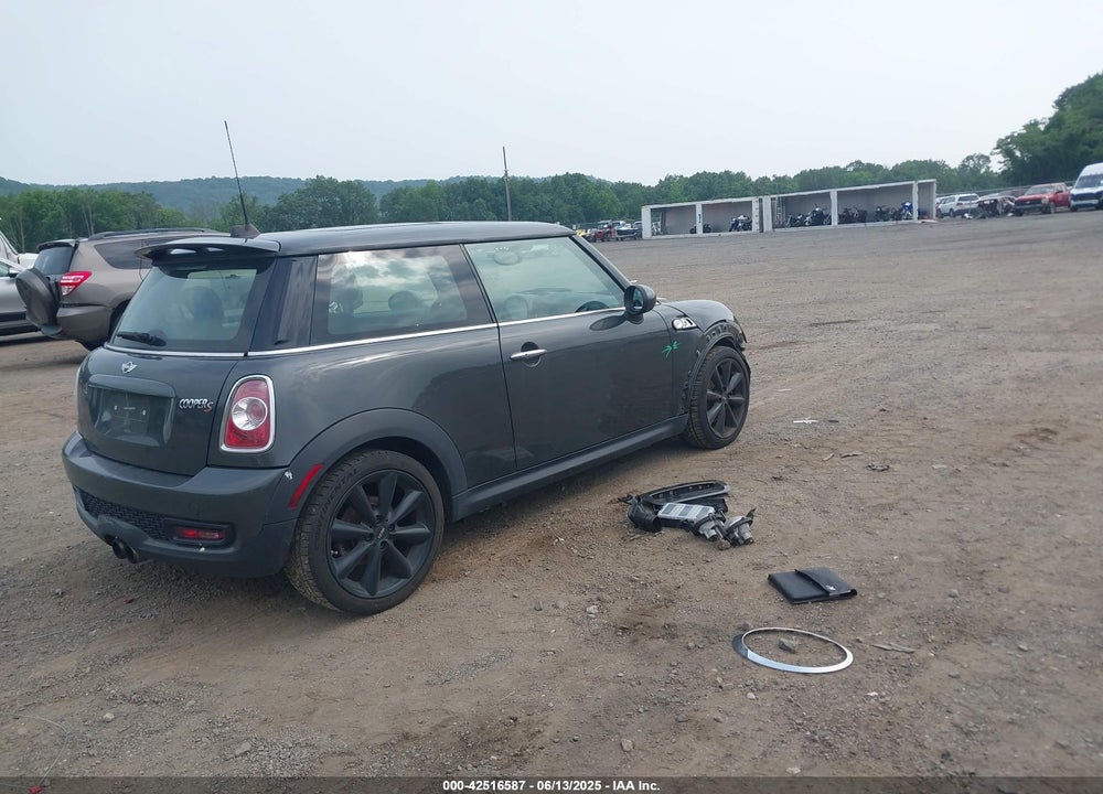 2011 MINI COOPER S VIN: WMWSV3C58BTY13412