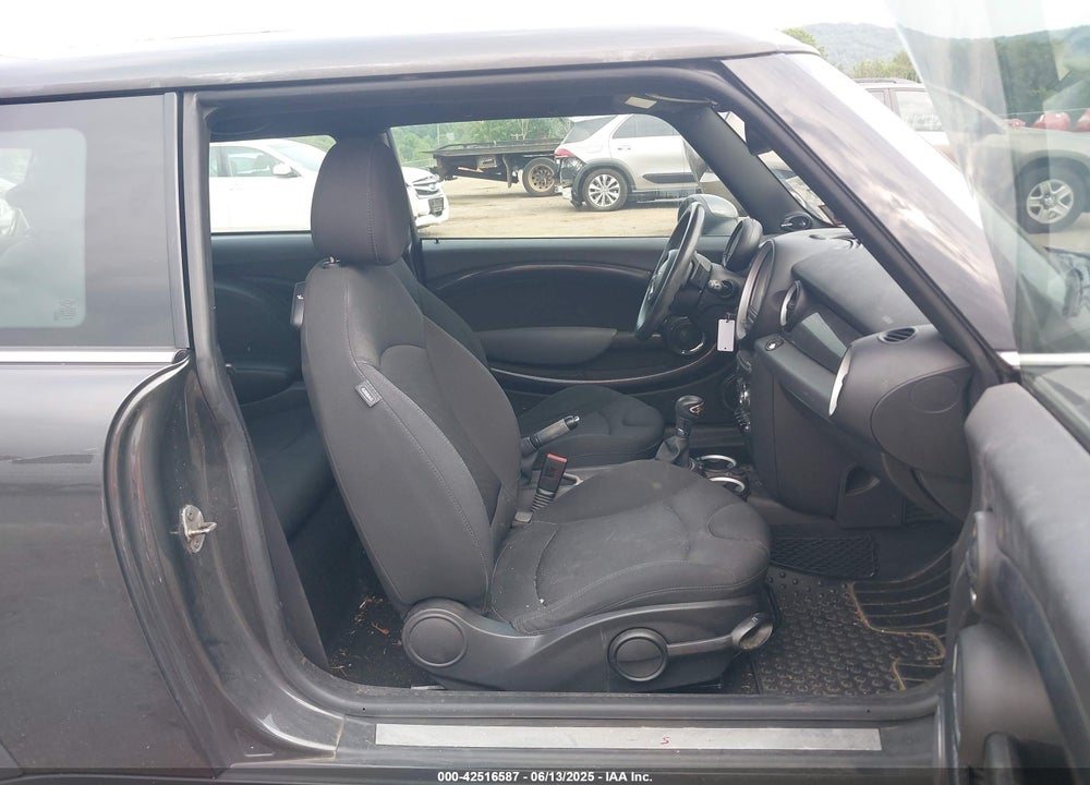 2011 MINI COOPER S VIN: WMWSV3C58BTY13412
