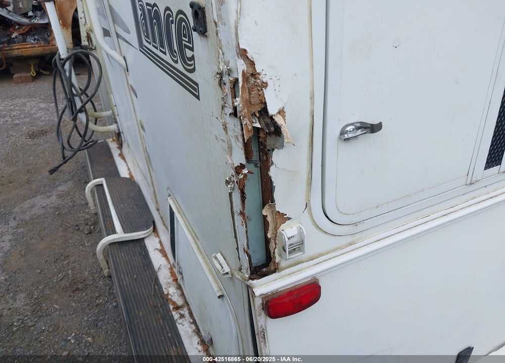 2006 LANCE 1181 TRUCK CAMPER VIN: 160710