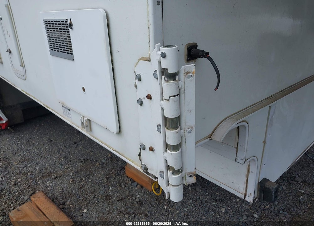 2006 LANCE 1181 TRUCK CAMPER VIN: 160710