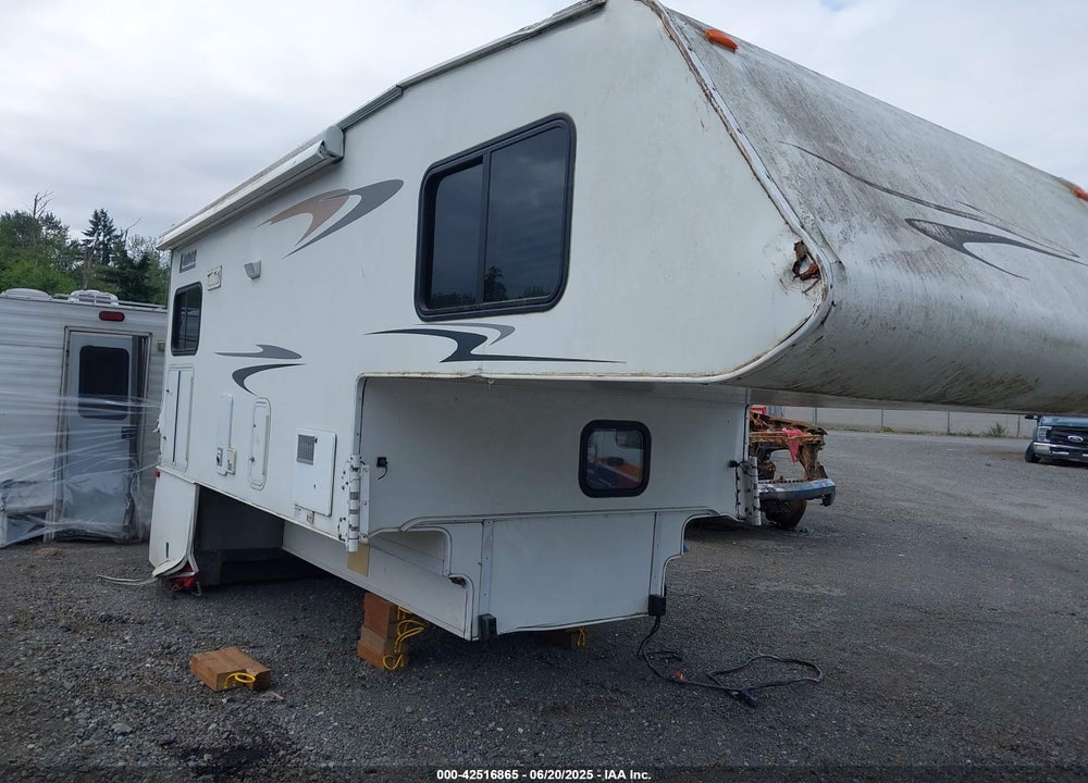 2006 LANCE 1181 TRUCK CAMPER VIN: 160710