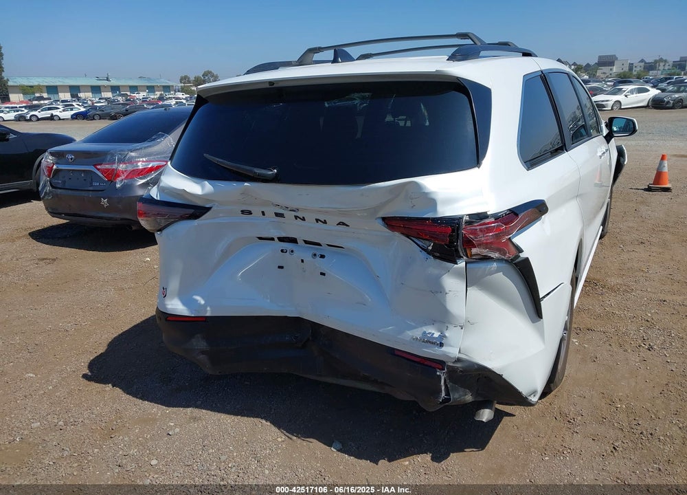 2024 TOYOTA SIENNA XLE VIN: 5TDJRKEC8RS220344