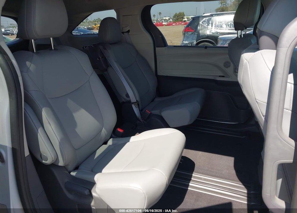2024 TOYOTA SIENNA XLE VIN: 5TDJRKEC8RS220344