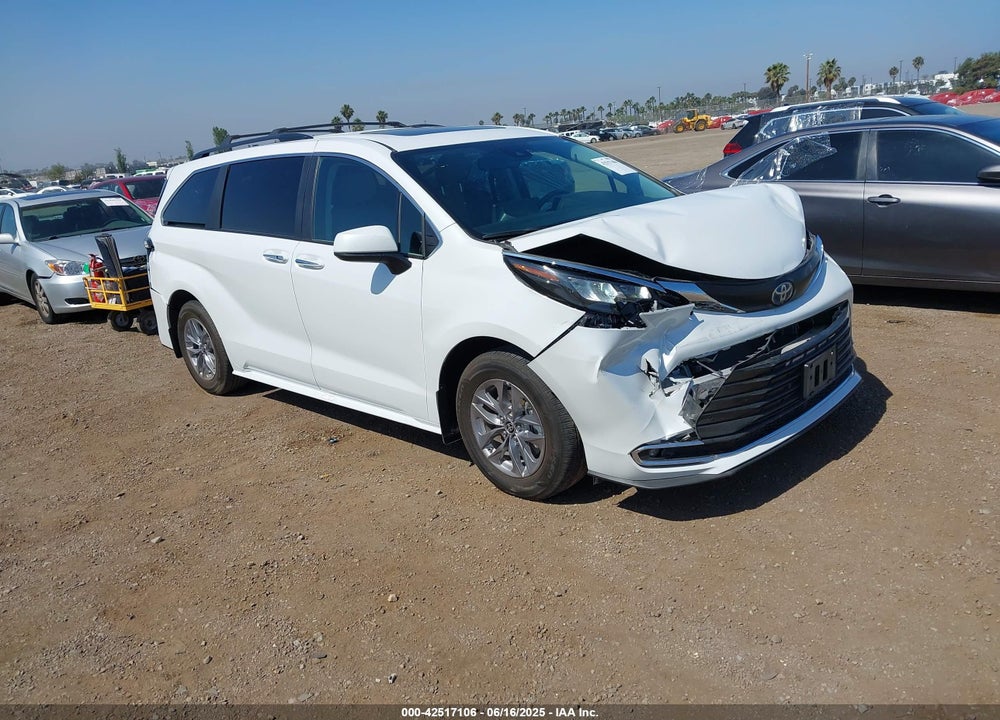 2024 TOYOTA SIENNA XLE VIN: 5TDJRKEC8RS220344