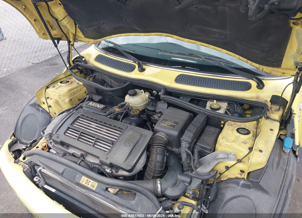 2005 MINI COOPER S VIN: WMWRE33565TG96225