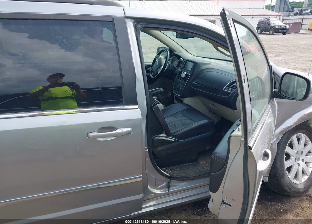 2016 CHRYSLER TOWN & COUNTRY VIN: 2C4RC1BGXGR245628