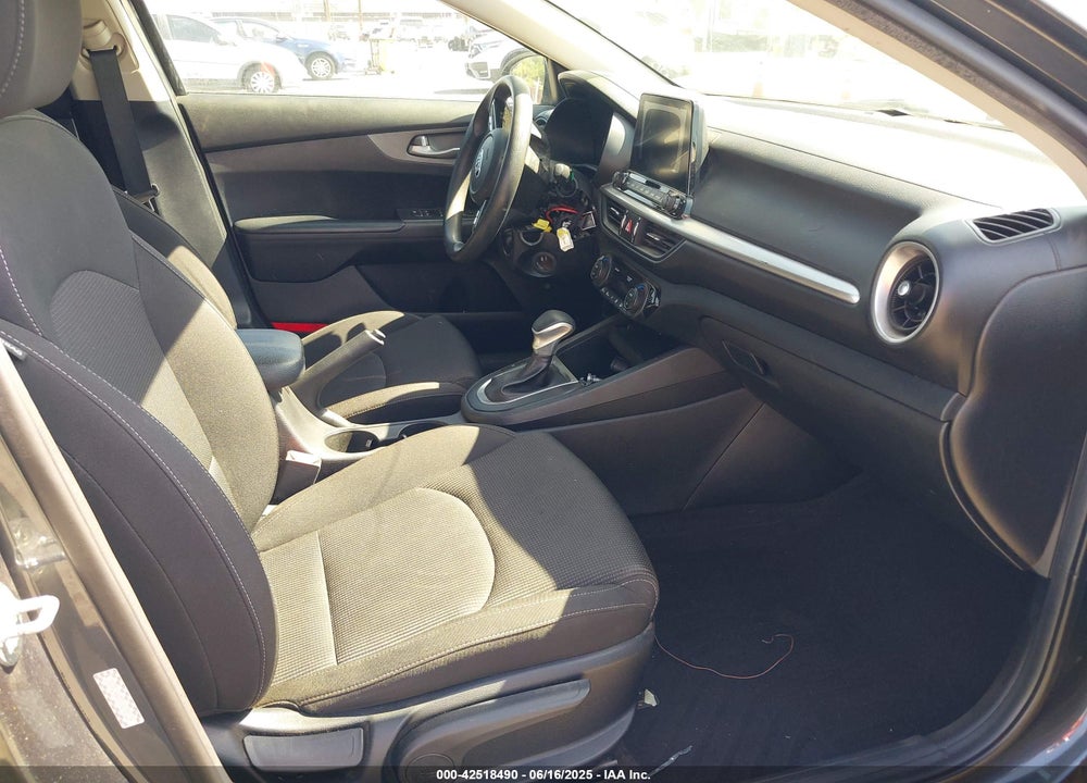 2019 KIA FORTE LXS VIN: 3KPF24AD7KE090139