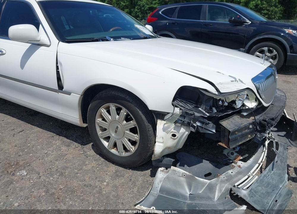 2009 LINCOLN TOWN CAR VIN: 2LNHM82V19X635866
