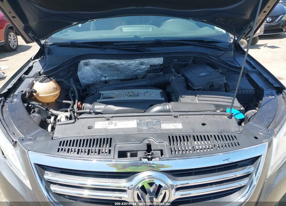 2011 VOLKSWAGEN TIGUAN VIN: WVGBV7AX4BW550263