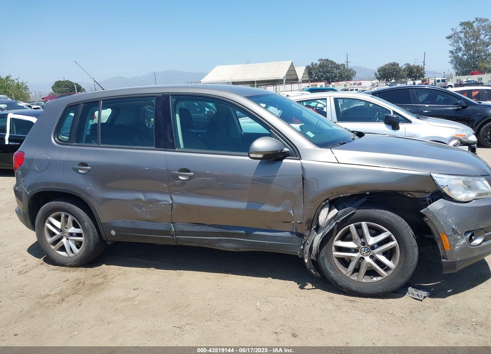 2011 VOLKSWAGEN TIGUAN VIN: WVGBV7AX4BW550263