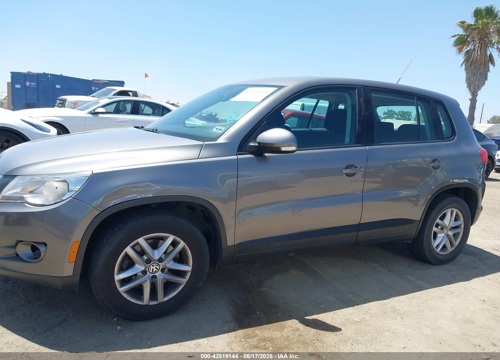 2011 VOLKSWAGEN TIGUAN VIN: WVGBV7AX4BW550263