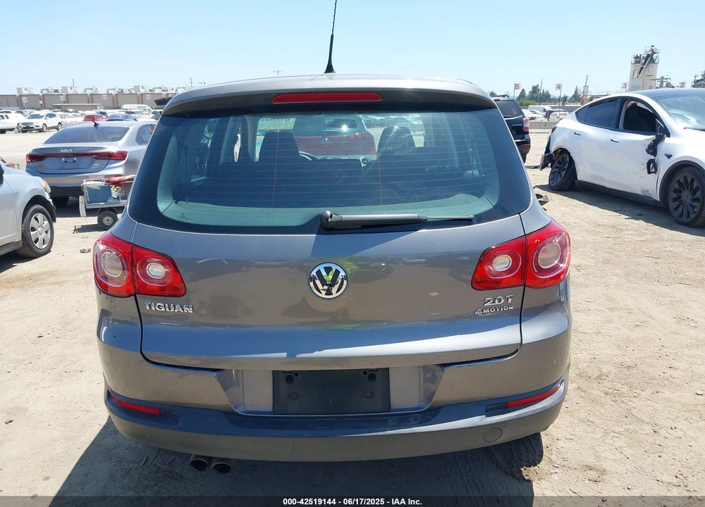 2011 VOLKSWAGEN TIGUAN VIN: WVGBV7AX4BW550263