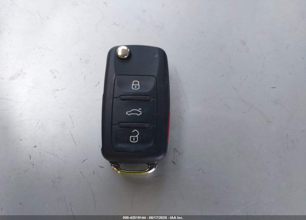2011 VOLKSWAGEN TIGUAN VIN: WVGBV7AX4BW550263