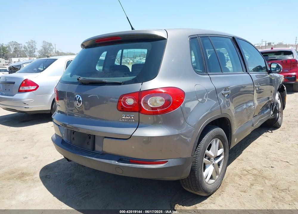 2011 VOLKSWAGEN TIGUAN VIN: WVGBV7AX4BW550263