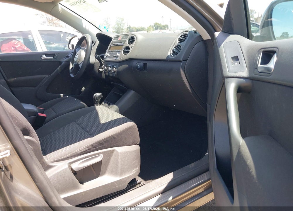 2011 VOLKSWAGEN TIGUAN VIN: WVGBV7AX4BW550263