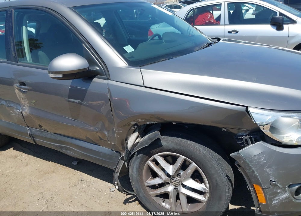 2011 VOLKSWAGEN TIGUAN VIN: WVGBV7AX4BW550263
