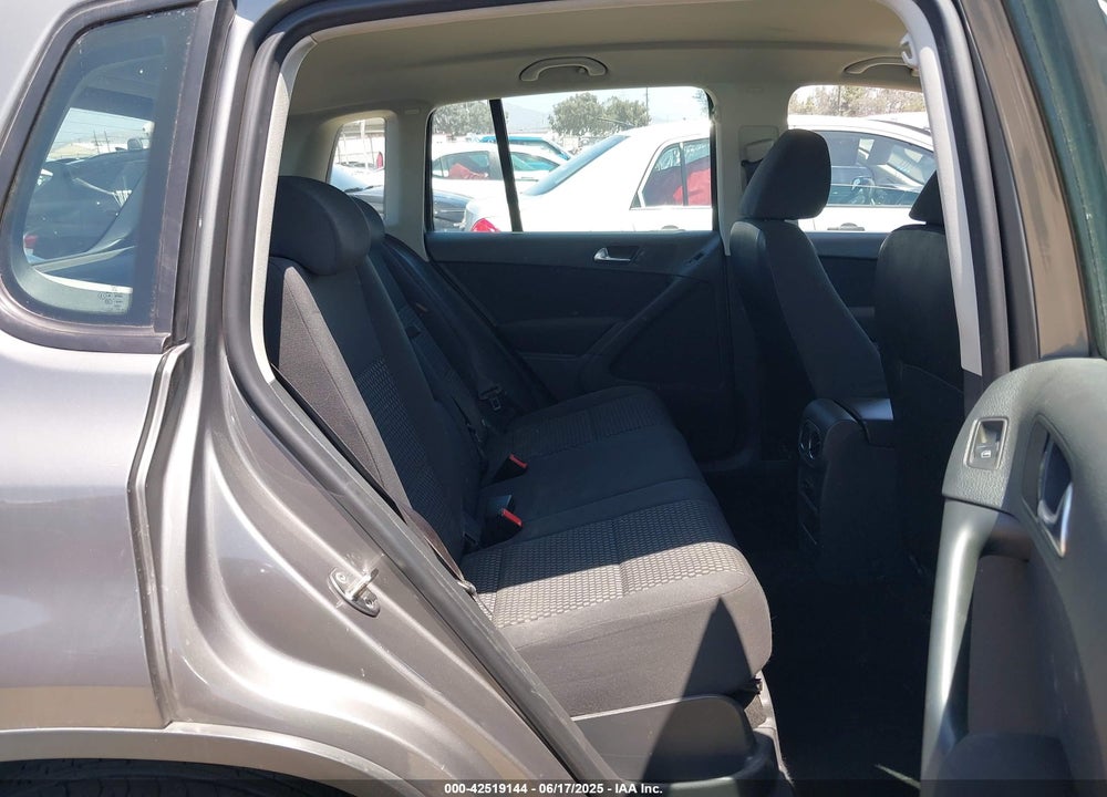 2011 VOLKSWAGEN TIGUAN VIN: WVGBV7AX4BW550263