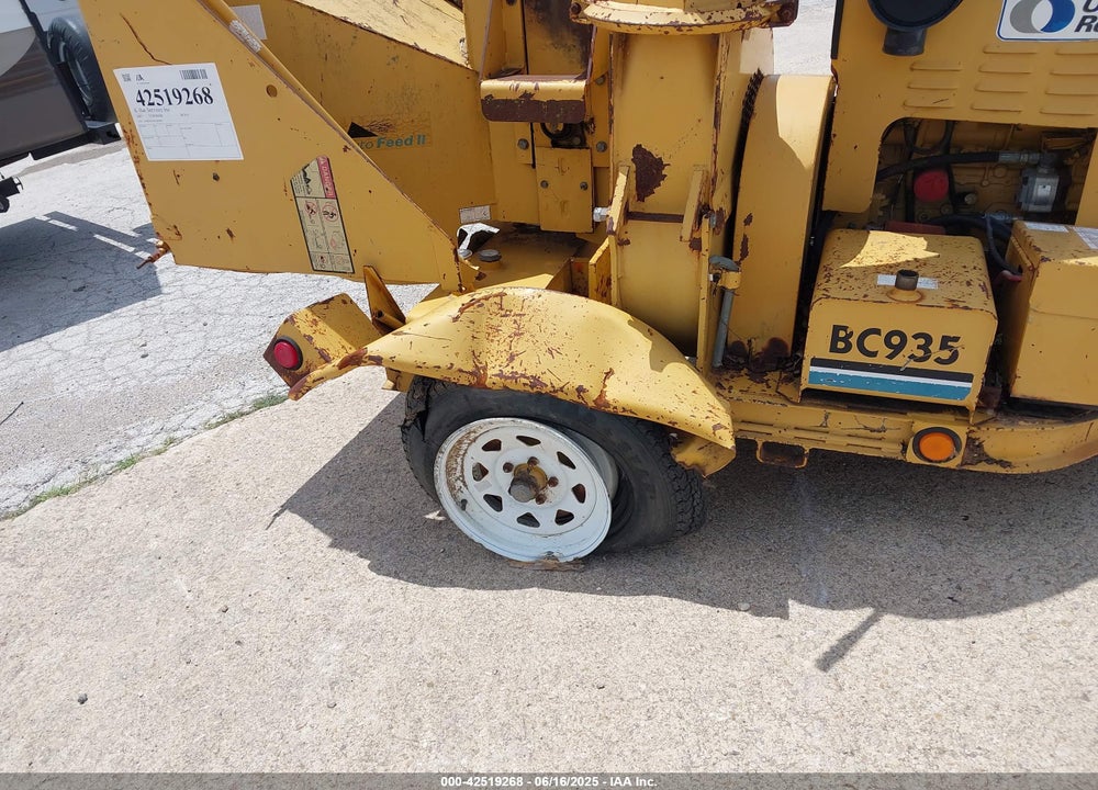 2002 VERMEER CHIPPER BC935 VIN: 1VRD1015911003855