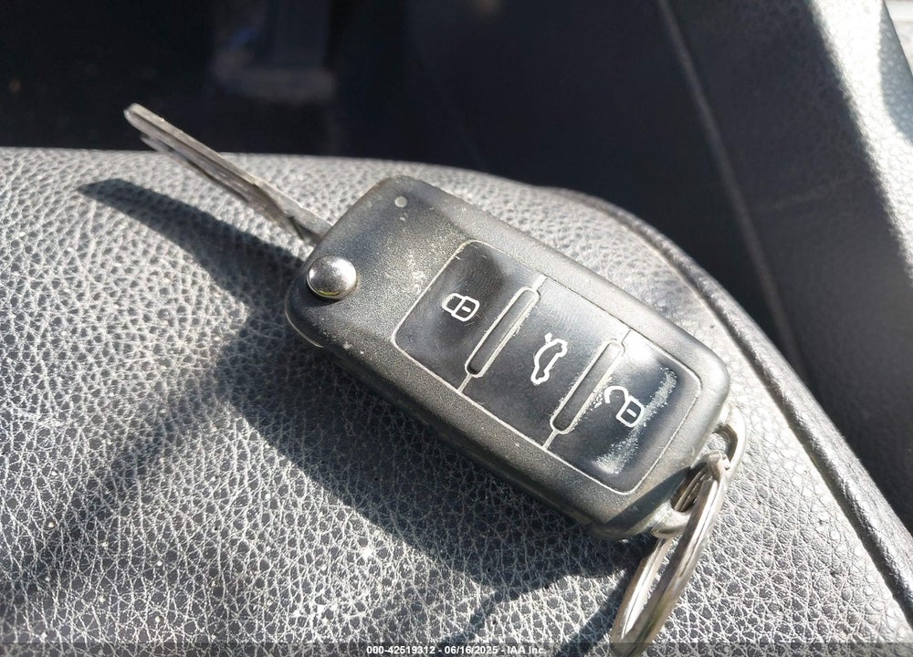 2011 VOLKSWAGEN JETTA VIN: 3VWDZ7AJ2BM327620