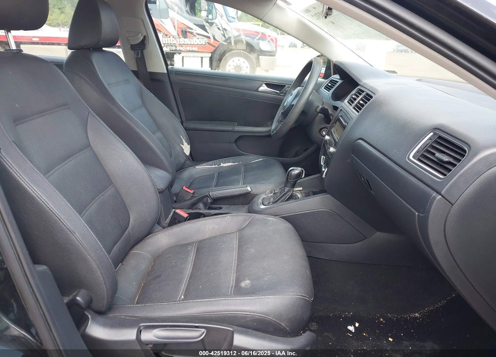 2011 VOLKSWAGEN JETTA VIN: 3VWDZ7AJ2BM327620