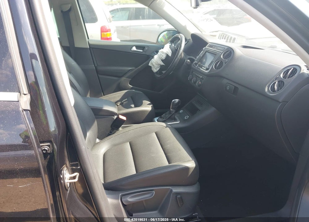 2016 VOLKSWAGEN TIGUAN SE VIN: WVGBV7AX8GW526751