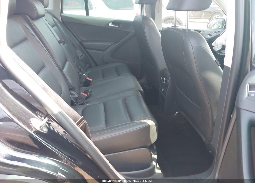 2016 VOLKSWAGEN TIGUAN SE VIN: WVGBV7AX8GW526751